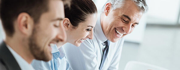 Les objectifs du Certificat Pilotage de la transformation digitale de l'Université Paris Dauphine-PSL Un groupe de professionnels engage la discussion gaiement, illustrant l'atteinte des objectifs des cursus de Dauphine Executive Education formation continue de l'Université Paris Dauphine-PSL