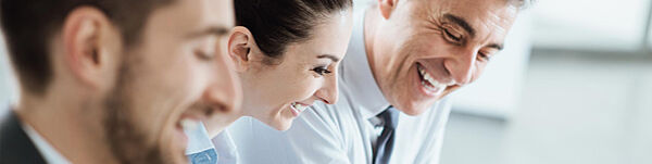 Les objectifs du Certificat Pilotage de la transformation digitale de l'Université Paris Dauphine-PSL Un groupe de professionnels engage la discussion gaiement, illustrant l'atteinte des objectifs des cursus de Dauphine Executive Education formation continue de l'Université Paris Dauphine-PSL