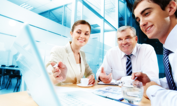 Professionnels en réunion représentant les objectifs de formation continue de Dauphine Executive Education (Université Paris Dauphine-PSL)