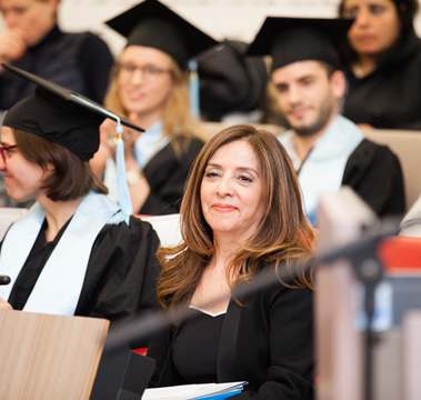 Une étudiante en formation continue Dauphine Executive Education lors d'une remise de diplômes à l'Université Paris Dauphine-PSL