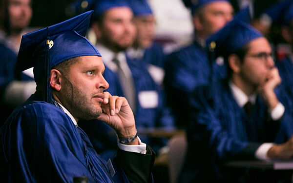 Photo d'un professionnel diplômé symbolisant l'association de Anciens de l'Executive MBA Dauphine-PSL en formation continue de Dauphine Executive Education (Université Paris Dauphine-PSL)