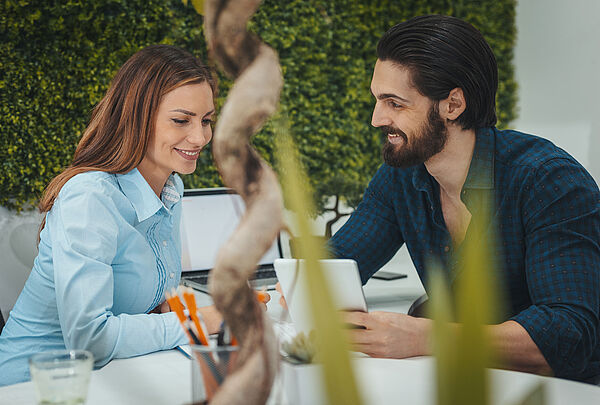 Master Développement Durable Organisations en formation continue de Dauphine Executive Education (Université Parsi Dauphine PSL)ine-PSL Photo de professionnels hommes et femmes travaillant sur un projet symbolisant le Master Développement durable et organisations en formation continue de Dauphine Executive Education (Université Paris Dauphine-PSL)