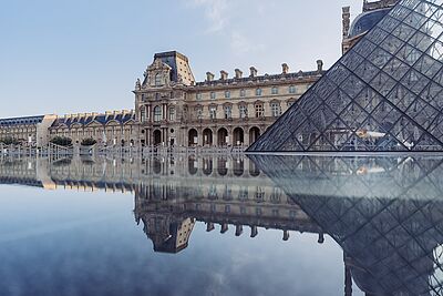 Photo par Gloria Villa sur Unsplash du Louvre, représentant le Master Management des organisations culturelles en formation continue avec Dauphine Executive Education (Université Paris Dauphine-PSL)