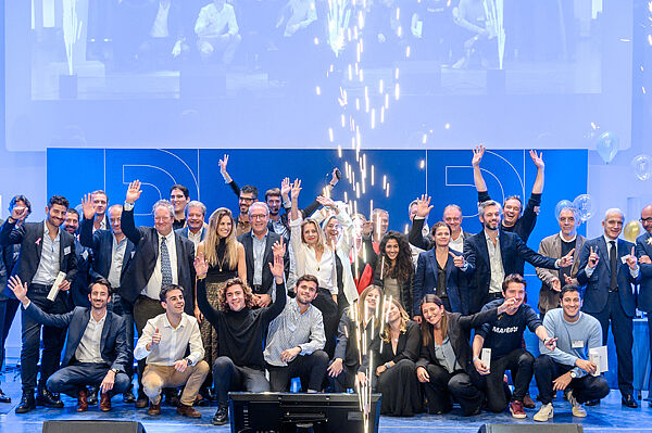 Photo des professionnels hommes et femmes alumni de formation initiale et formation continue symbolisant Dauphine Alumni de l'Université Paris Dauphine-PSL