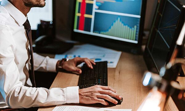 Executive Master Diplôme d'Université Expert en évaluation, financement & transmission des entreprises en formation continue avec Dauphine Executive Education (Université Paris Dauphine-PSL) Professionnel sur son ordinateur représentant l'Executive Master Diplôme d'Université Expert en évaluation, financement & transmission des entreprises en formation continue avec Dauphine Executive Education (Université Paris Dauphine-PSL)