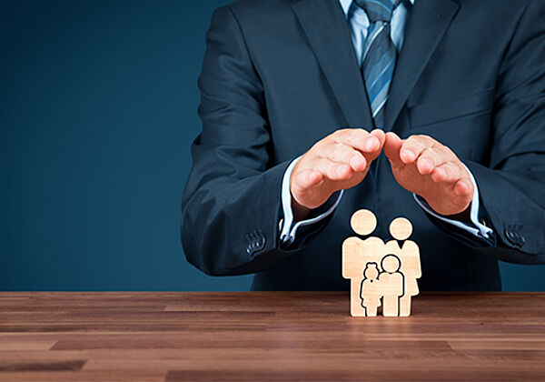 Executive MBA Centre des Hautes Etudes d'Assurances (CHEA) en formation continue, Université Paris Dauphine-PSL Professionnel en costume protégeant ses clients, Executive MBA Centre des Hautes Etudes d'Assurances (CHEA) en formation continue, Université Paris Dauphine-PSL