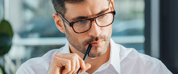 Professionnel en pleine réflexion pour Dauphine Executive Education formation continue de l'Université Paris Dauphine-PSL Professionnel en pleine réflexion pour Dauphine Executive Education formation continue de l'Université Paris Dauphine-PSL