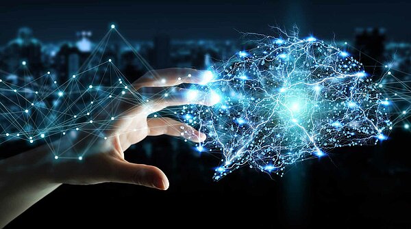 Une main se rapproche d'un cerveau en réseaux illustré, représentant l'Executive Master Intelligence artificielle et science des données en formation continue avec Dauphine Executive Education (Université Paris Dauphine-PSL)