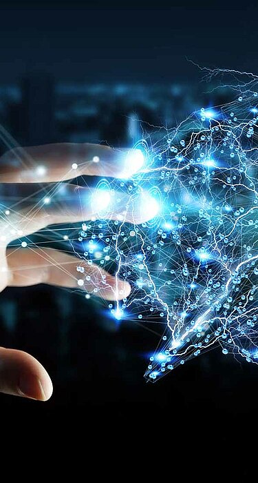 Une main se rapproche d'un cerveau en réseaux illustré, représentant l'Executive Master Intelligence artificielle et science des données en formation continue avec Dauphine Executive Education (Université Paris Dauphine-PSL)