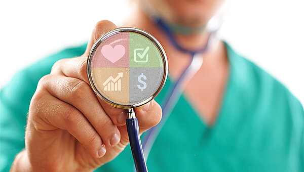 Médecin en blouse verte avec un stéthoscope montrant des pictogrammes liés à la value based healthcare. Conférence La Value Based HealthCare (VBHC) ou du bon usage des indicateurs, Executive MBA Santé Dauphine-PSL