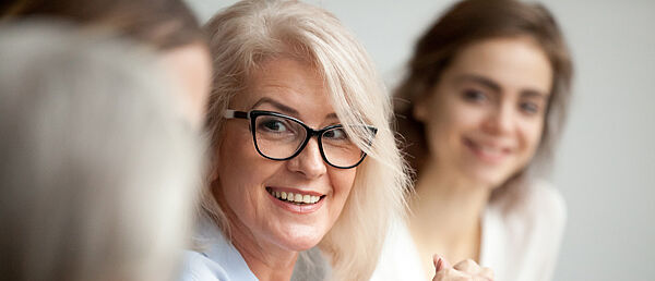 Les débouchés des formations |Dauphine Executive Education (Université Paris Dauphine-PSL) Etudiants qui discutent des débouchés des formations continue