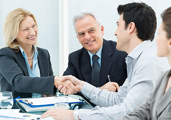 Executive MBA Centre des Hautes Etudes d'Assurances (CHEA) en formation continue, Université Paris Dauphine-PSL Professionnels et particuliers signant un contrat d'assurance, représentant l'Executive MBA Centre des Hautes Etudes d'Assurances (CHEA) en formation continue, Université Paris Dauphine-PSL