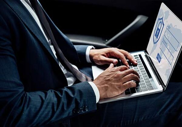 Diplôme d'Université Délégué à la protection des données en formation continue pour Dauphine Executive Education (Université Paris Dauphine-PSL) Professionnel sur son ordinateur représentant le Diplôme d'Université Délégué à la protection des données en formation continue pour Dauphine Executive Education (Université Paris Dauphine-PSL)