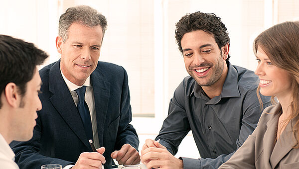 Photo d'un groupe d'hommes et de femmes travaillant sur un projet symbolisant la conférence du 15 février 2022  L'appropriation des ordonnances Travail par les acteurs du dialogue social - Dauphine Executive Education