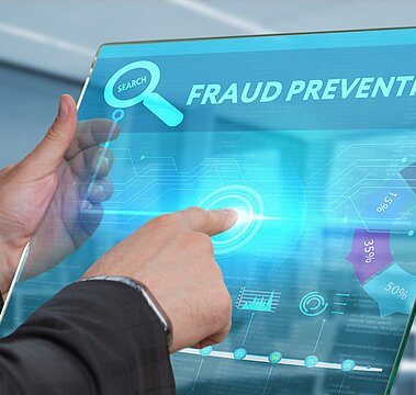Photo d'un homme regardant une tablette numérique sur laquelle est inscrit "fraud investigation", représentant le Certificat Fraud Risk Management en formation continue avec Dauphine Executive Education (Université Paris Dauphine-PSL)
