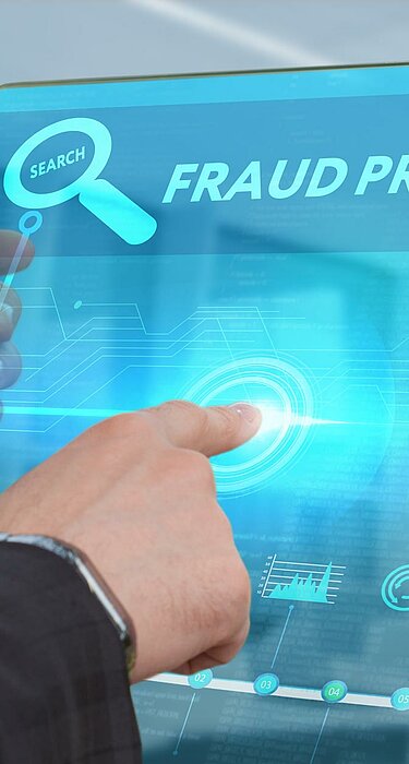 Photo d'un homme regardant une tablette numérique sur laquelle est inscrit "fraud investigation", représentant le Certificat Fraud Risk Management en formation continue avec Dauphine Executive Education (Université Paris Dauphine-PSL)