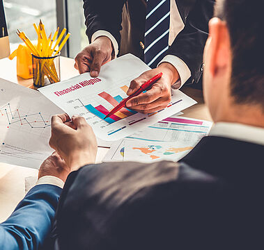 Photographie de professionnels travaillant en finance et contrôle de gestion symbolisant l'Executive Master Finance d'Entreprise et Pilotage de la Perfomance en Formation Continue de Dauphine Executive Education de l'Université Paris Dauphine-PSL