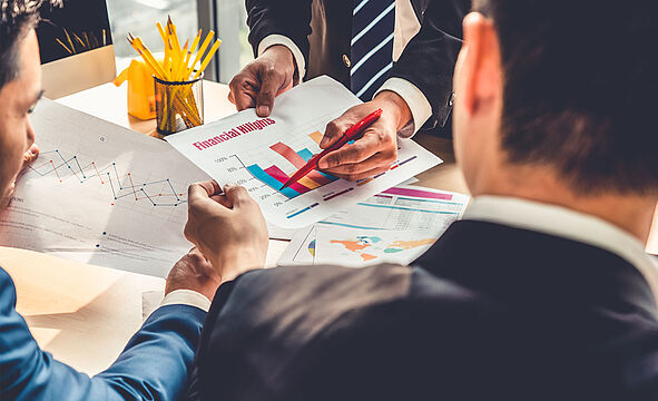 Photographie de professionnels travaillant en finance et contrôle de gestion symbolisant l'Executive Master Finance d'Entreprise et Pilotage de la Perfomance en Formation Continue de Dauphine Executive Education de l'Université Paris Dauphine-PSL