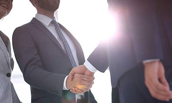 Objectifs des programmes en formation continue de Dauphine Executive Education (Université Paris Dauphine-PSL) Photo de professionnels se serrant la main, représentant les objectifs des programmes en formation continue de Dauphine Executive Education (Université Paris Dauphine-PSL)