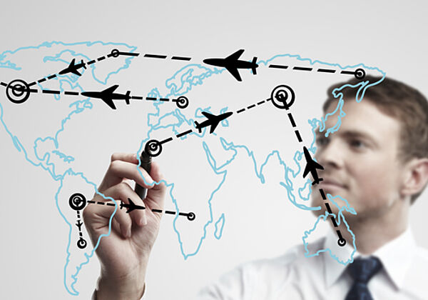 Certificat Demand Planner en formation continue, Université Paris Dauphine-PSL Professionnel devant une carte du monde, pour le Certificat Demand Planner en formation continue, Université Paris Dauphine-PSL