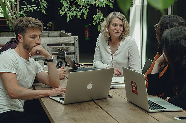 Diplôme d'Université Business Management parcours SCOP, formation continue de Dauphine Executive Education Un groupe de professionnels SCOP travaillant dans une salle de réunion avec un ordinateur. Diplôme d'Université Business Management parcours SCOP, formation continue de Dauphine Executive Education