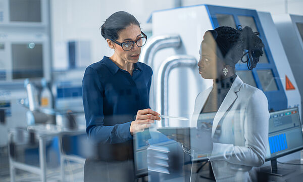 Professionnelles entourées de machines, représentant le Certificat Industrie 4.0 en formation continue, Dauphine Executive Education, Université Paris Dauphine-PSL