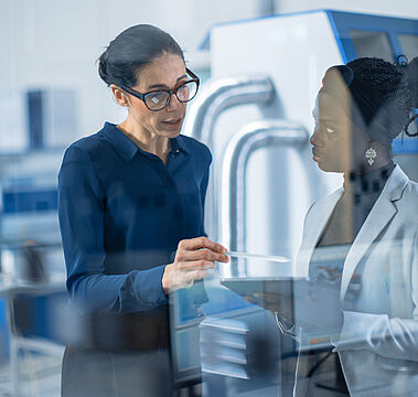 Certificat Industrie 4.0 en formation continue, Dauphine Executive Education, Université Paris Dauphine-PSL Professionnelles entourées de machines, représentant le Certificat Industrie 4.0 en formation continue, Dauphine Executive Education, Université Paris Dauphine-PSL