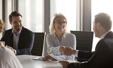 Trois personnes en réunion Master Negociations Relations Sociales Dauphine Executive Education formation continue Université Paris Dauphine-PSL